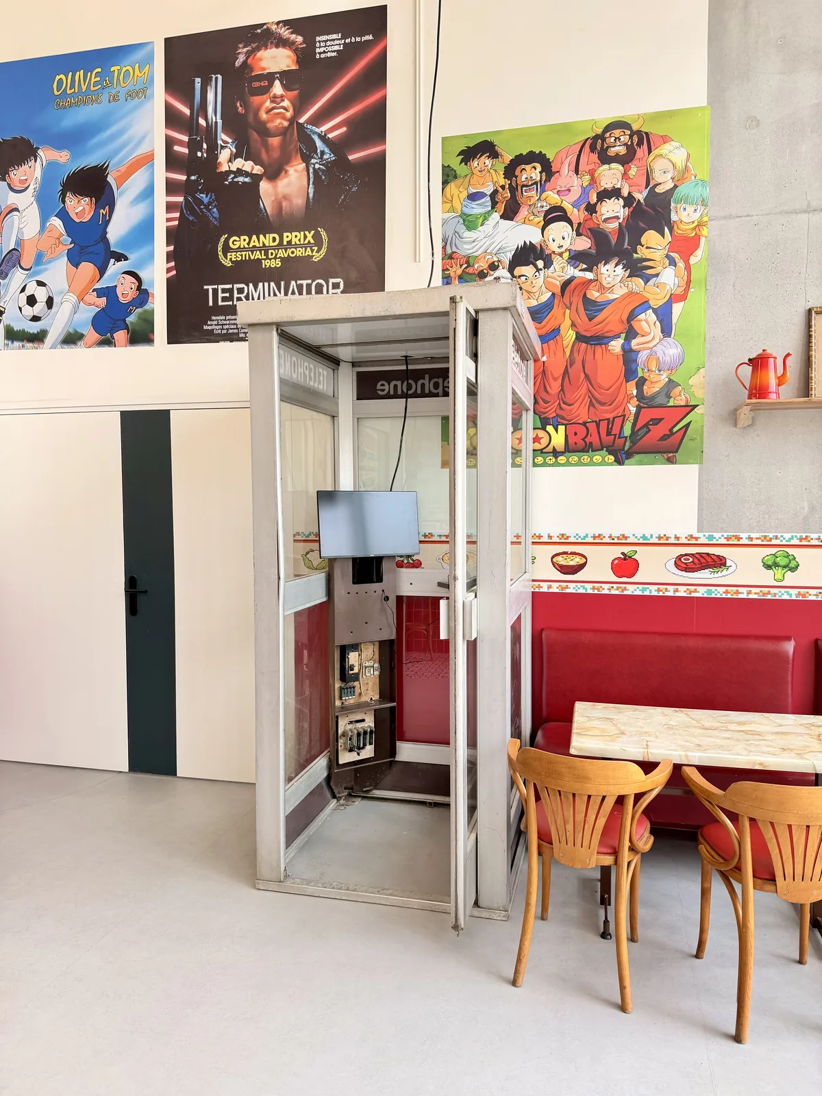 Cabine téléphonique revisitée — coin jeu et banquette