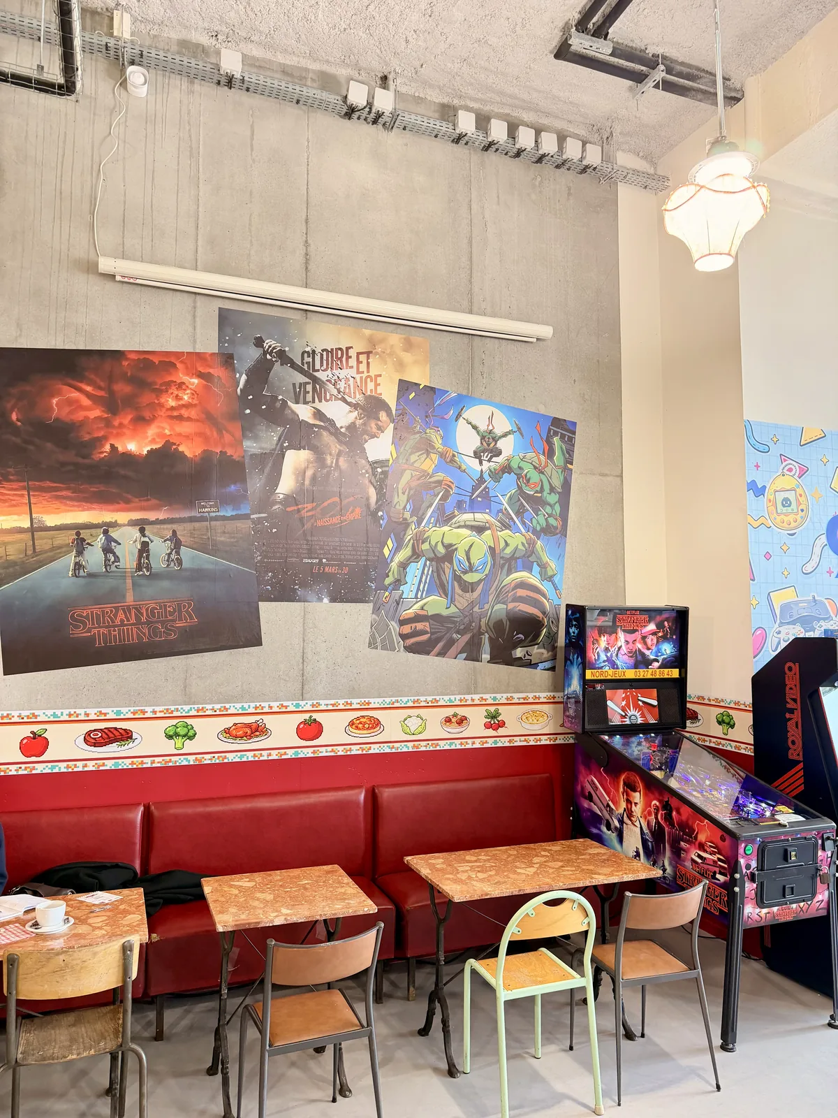 Salle Chez Mémé Gameuse — banquettes et affiches